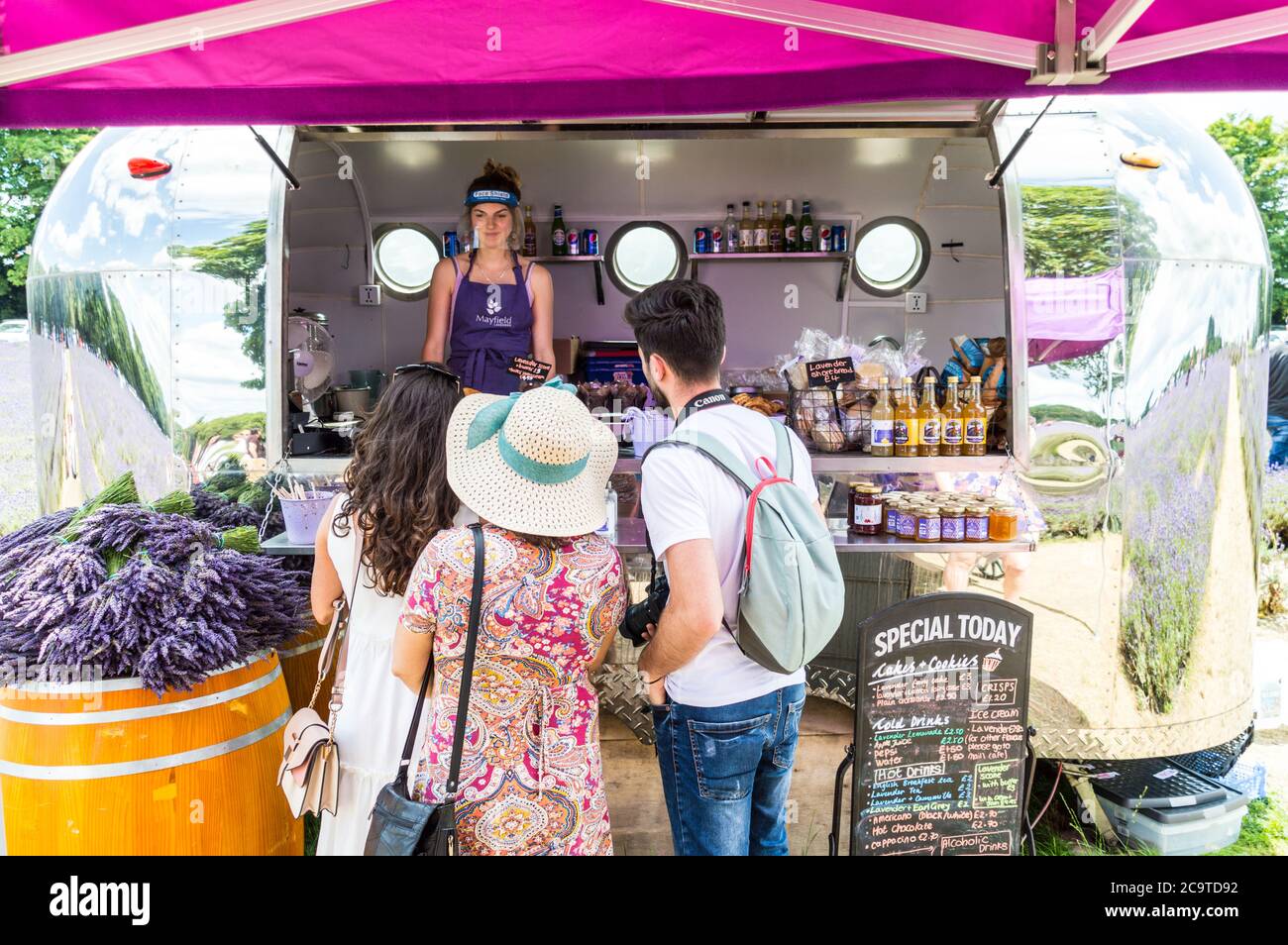 Cafe point à Mayfield Lavender Farm où la personne de service avec un écran facial à la suite du coronavirus / Covid-19 Banque D'Images