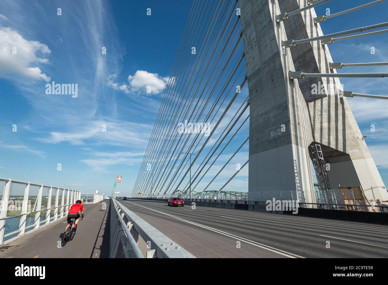Montréal, CA - 31 juillet 2020 : sentier polyvalent sur le nouveau pont Samuel de Champlain Banque D'Images