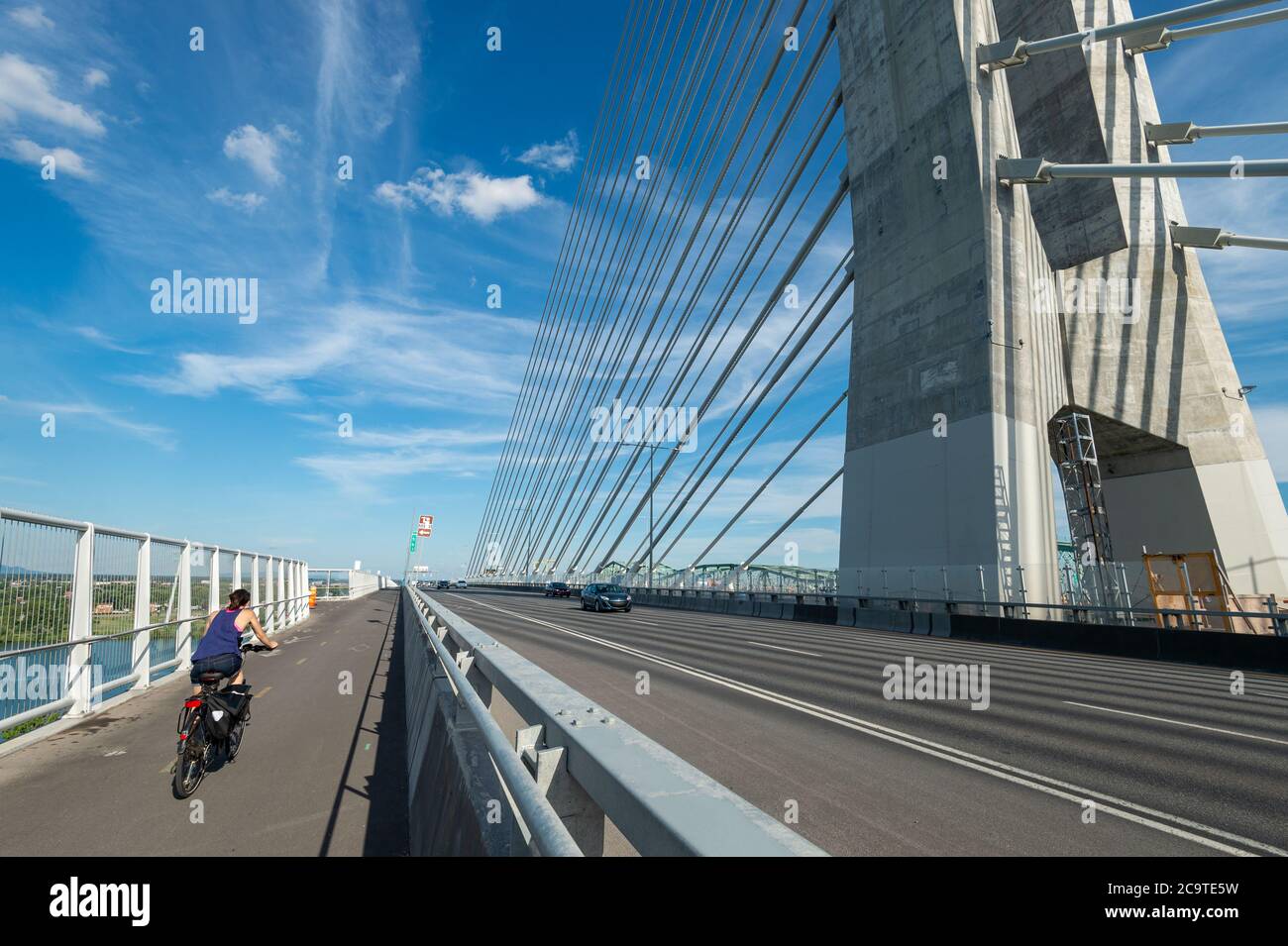 Montréal, CA - 31 juillet 2020 : sentier polyvalent sur le nouveau pont Samuel de Champlain Banque D'Images