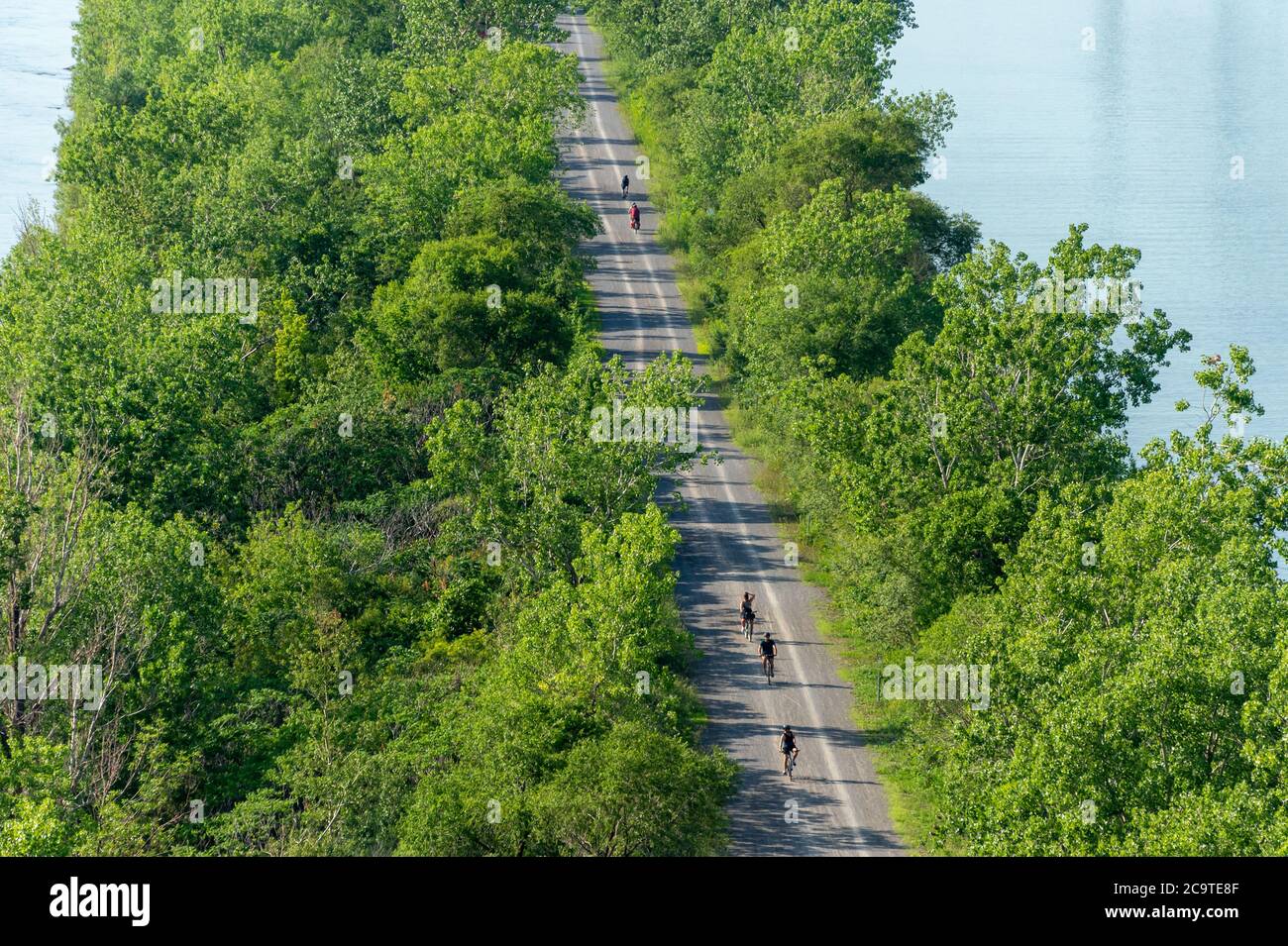 Montréal, CA - 31 juillet 2020 : vue aérienne de l'homme à vélo sur la piste cyclable de la voie maritime du Saint-Laurent Banque D'Images