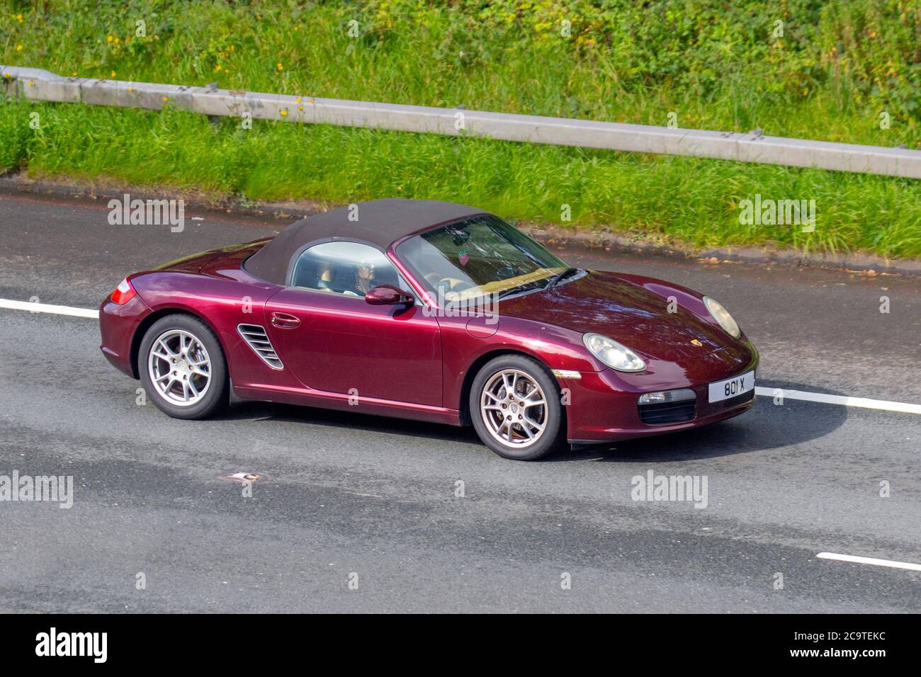 2006 Porsche Boxster Tiptronic S rouge ; véhicules mobiles pour la circulation routière, voitures conduisant des véhicules sur les routes britanniques, moteurs avec plaque d'immatriculation privée, enregistrements personnalisés sans données, marques d'enregistrement DVLA pour les véhicules motorisés sur le réseau autoroutier M6. Banque D'Images