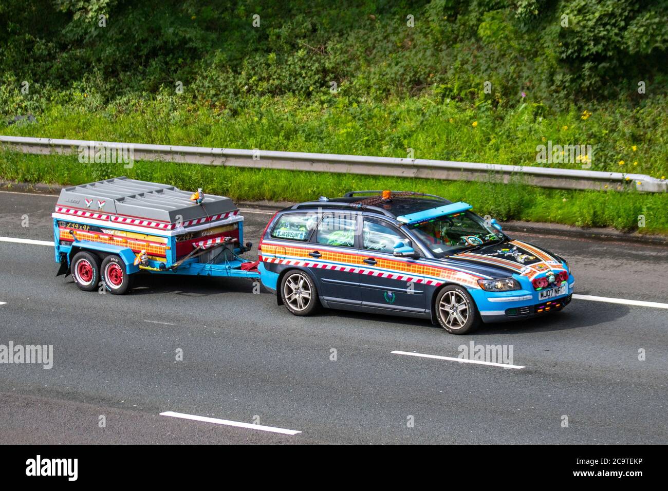 Modifié Custom Volvo V50 se D (E4) remorque de remorquage ; le trafic automobile déplaçant Jacqueline véhicules nommés, les voitures écossaises conduisant le véhicule sur les routes britanniques, les moteurs, la conduite sur le réseau autoroutier M6. Banque D'Images