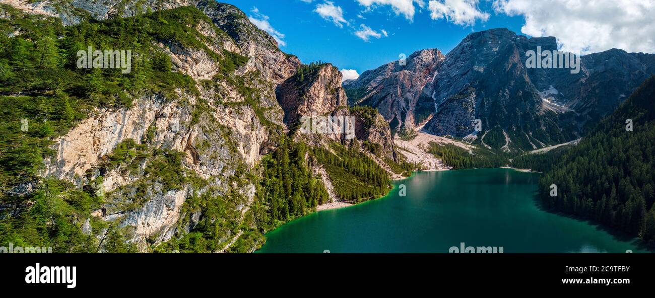 Vue aérienne sur le lac de Braies, Pragser Wildsee est un lac dans les Dolomites de Prags, dans le Tyrol du Sud, en Italie. Vue sur la montagne Croda del Becco Banque D'Images