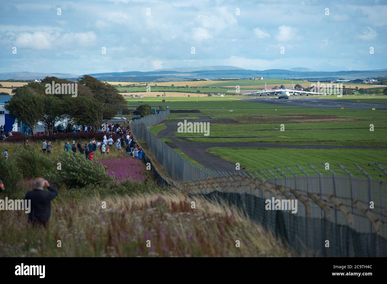 Prestwick, Écosse, Royaume-Uni. 2 août 2020. Photo : une foule de passionnés d'aviation et de spectateurs d'avions se sont présentés à l'Antonov an-225 Mryia (Reg UR-82060) pour un départ prévu après un arrêt de ravitaillement à l'aéroport Prestwick de Glasgow au départ de Bangor, aux États-Unis, avant de partir cet après-midi pour l'aéroport de Châteauroux-Centre en France. Le géant de l'avion de transport aérien stratégique de cargaison est propulsé par six énormes six Ivchenko Progress Lotarev D-18T trois moteurs turboventilateur à arbre, a un poids de décollage maximum de 640 tonnes. Crédit : Colin Fisher/Alay Live News Banque D'Images