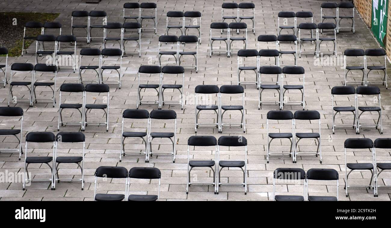 Gera, Allemagne. 11 juin 2020. Les chaises sont disposées pour le début du théâtre d'été à côté de la maison de théâtre. Après la pause obligatoire de Corona, les théâtres de Gera, Altenburg et Rudolstadt de Thuringe orientale seront de retour avec des spectacles en plein air pour le public. Sur la scène à côté du théâtre Gera, les pièces de Haydn, Stravinsky et Tchaïkovski seront jouées lors d'un concert de sérénade le 12 juin. Credit: Martin Schutt/dpa-Zentralbild/ZB/dpa/Alay Live News Banque D'Images