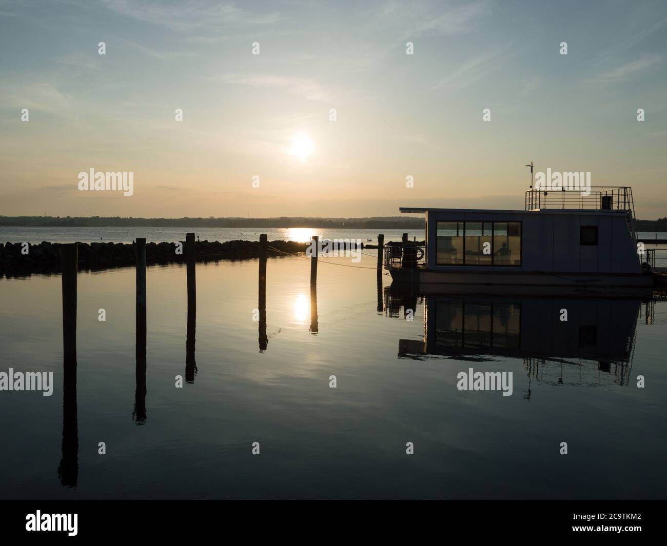 Péniche moderne à une marina au Danemark Banque D'Images