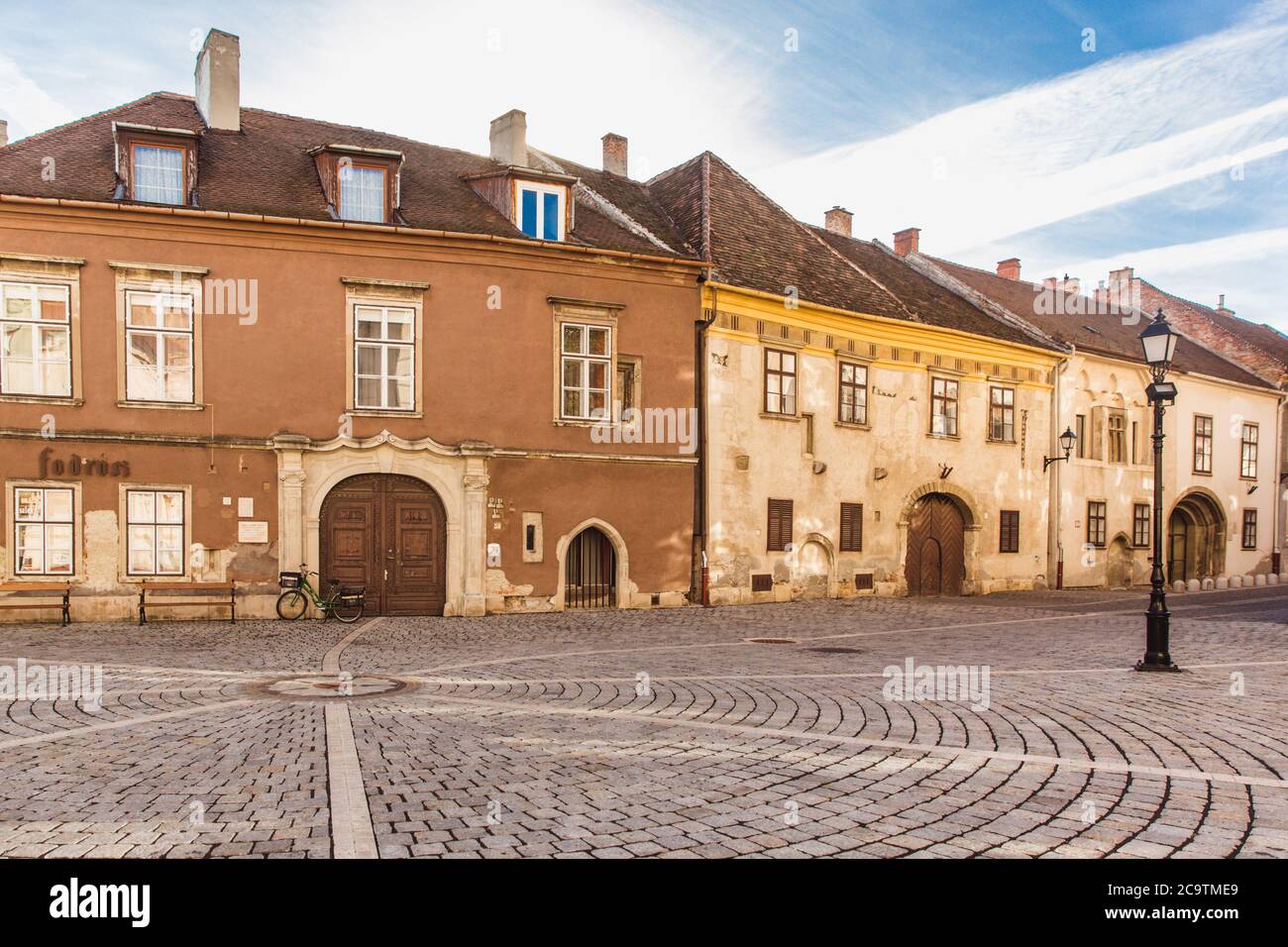 Sopron, Hongrie - octobre 2018: Rue étroite avec maisons anciennes dans la vieille ville de Sopron, Hongrie Banque D'Images