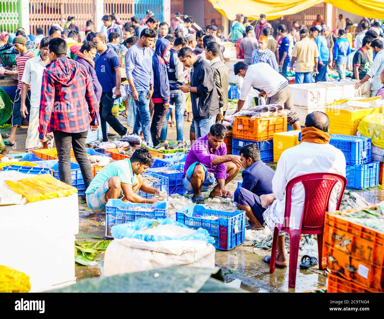 Chittagong, Bangladesh, 23 décembre 2017 : vendeurs triant des poissons sur le marché bondé près de la rivière Karnabuli à Chittagong Banque D'Images