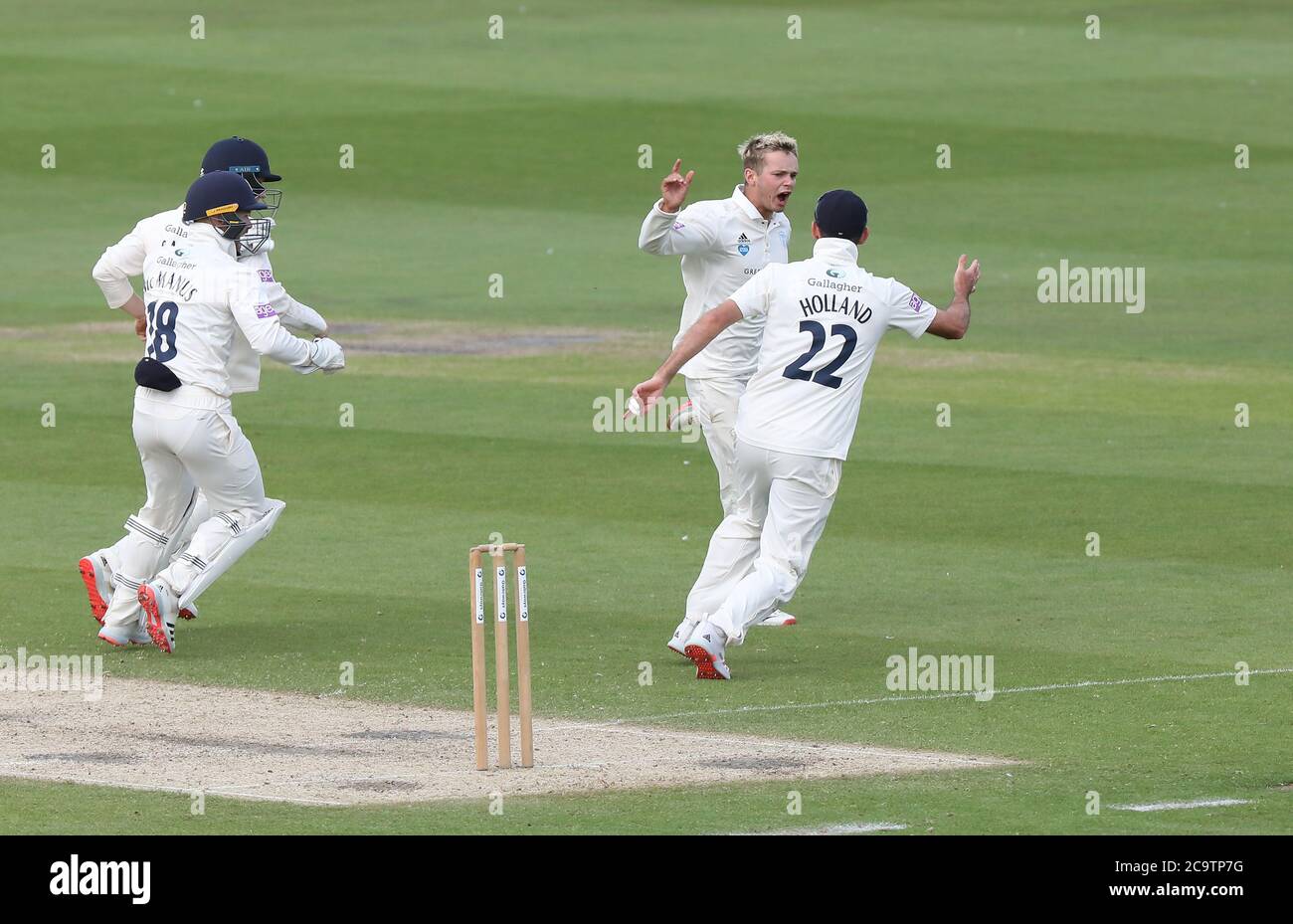 Hove, Royaume-Uni. 02 août 2020. L'orgue Felix du Hampshire célèbre le rejet de Phil Salt à Sussex pendant la deuxième journée du Trophée Bob Willis entre Sussex et Hampshire au 1er Central County Ground. Credit: James Boardman / Alamy Live News Banque D'Images