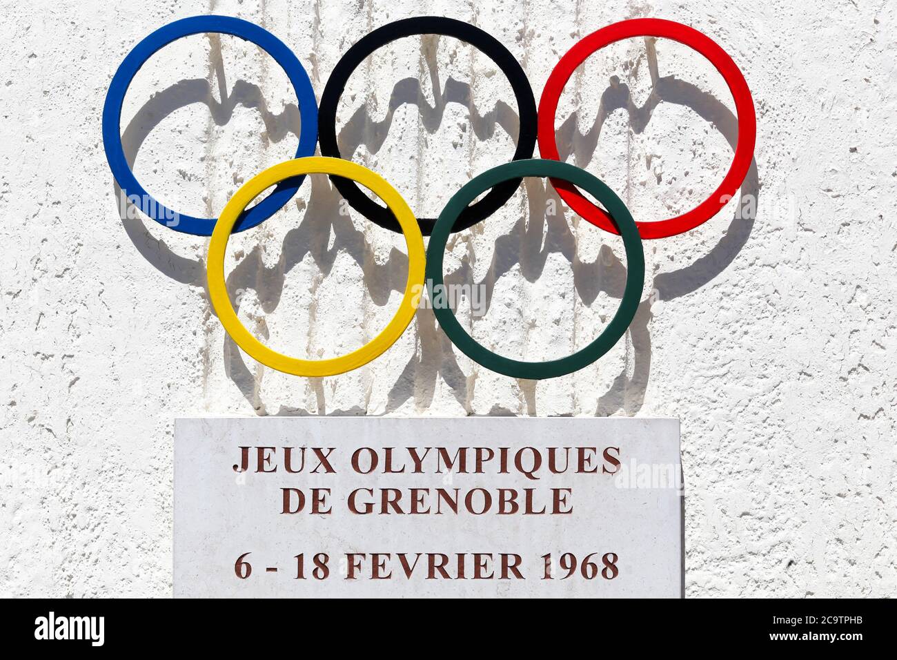 Villars de Lans, France - 17 juin 2019 : anneaux olympiques dans le village de Villars de Lans. Villard-de-Lans a accueilli les événements de luge en 1968 Banque D'Images
