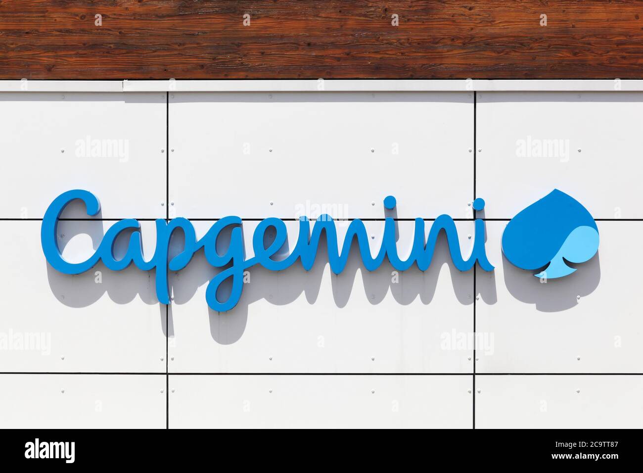 Montbonnot, France - 15 juin 2019 : logo Capgemini sur un bâtiment. Capgemini est un service professionnel multinational français Banque D'Images