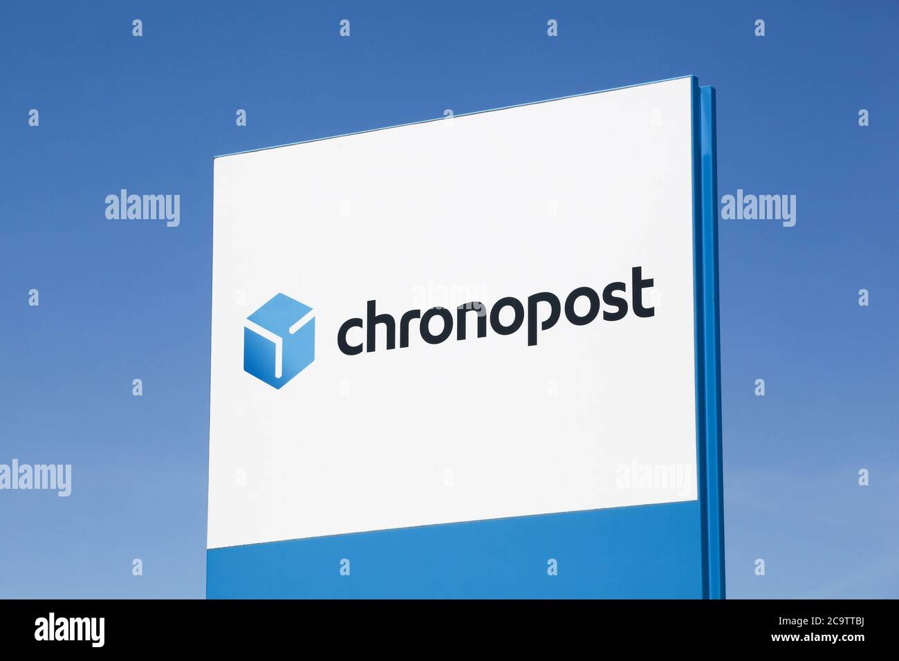 Lissieu, France - 4 juillet 2020 : logo Chronopost sur un panneau. Chronopost est membre du groupe la poste Banque D'Images