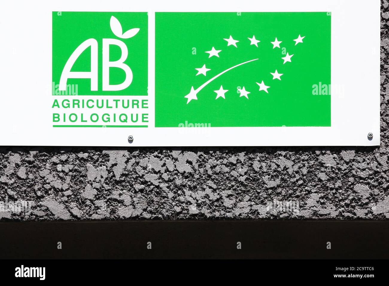 Anse, France - 4 juillet 2020 : label d'agriculture biologique appelé agriculture biologique en français, France Banque D'Images