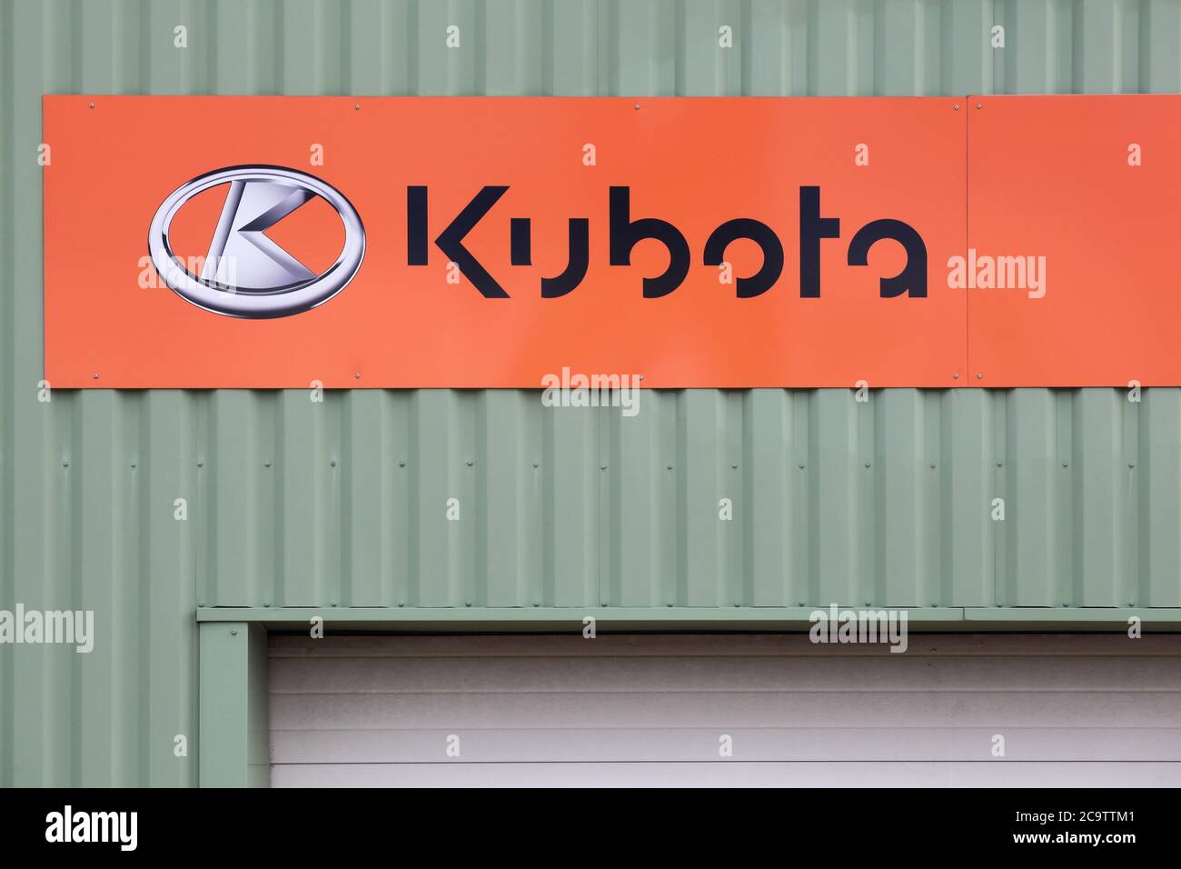 Varennes-le-Grand, France - 5 juillet 2020 : logo Kubota sur un mur. Kubota est un fabricant de tracteurs et d'équipements lourds basé à Osaka, au Japon Banque D'Images