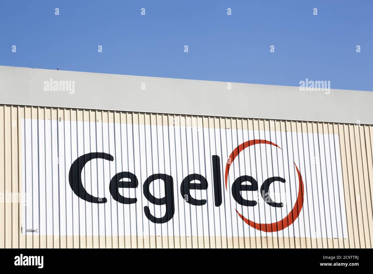 Roanne, France - 31 mai 2020 : logo Cegelec sur un bâtiment. Cegelec est une société française d'ingénierie électrique qui fournit des installations électriques Banque D'Images