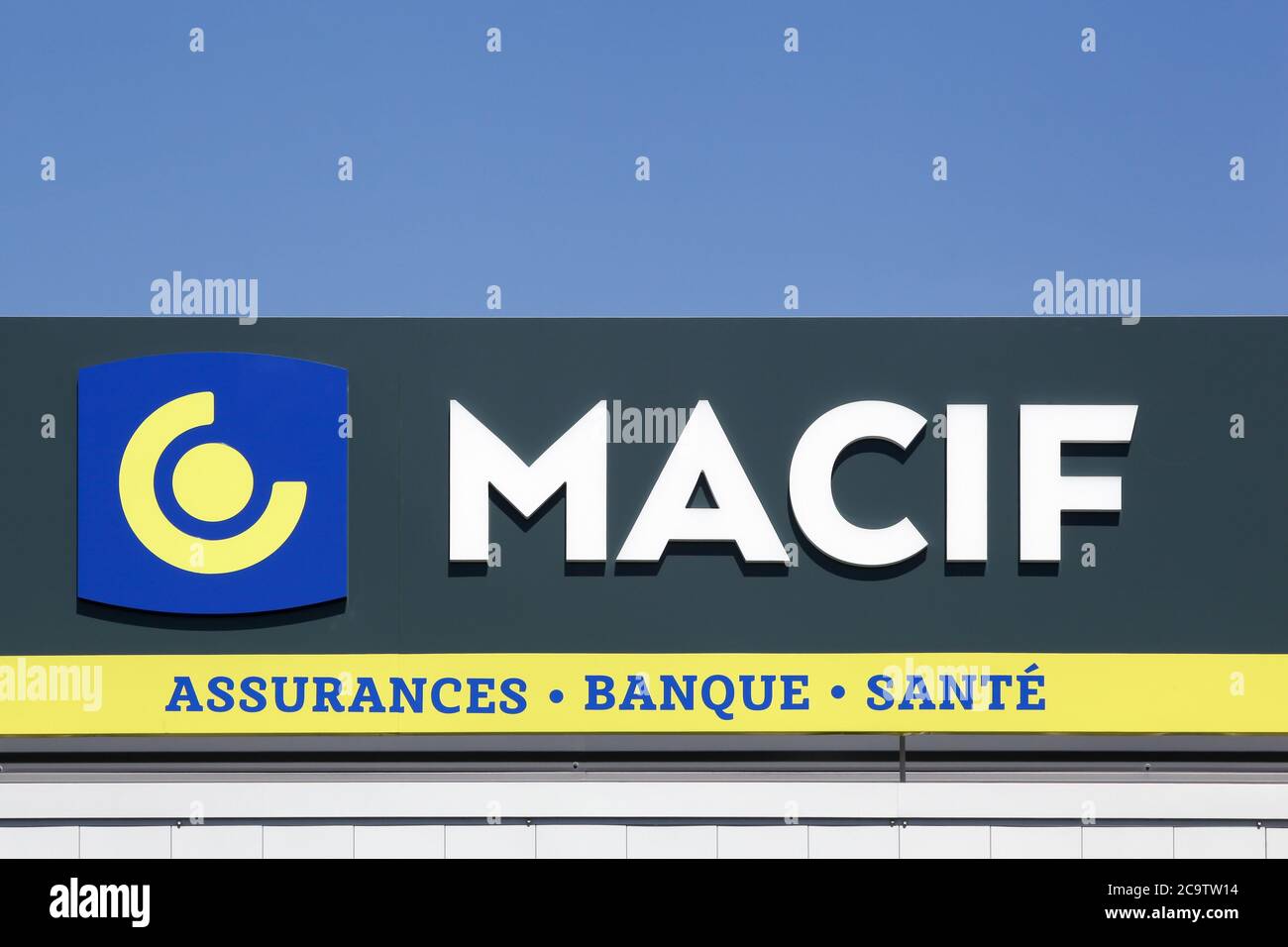 Macon, France - 9 juillet 2020 : logo MACIF sur un bâtiment. Le Groupe Macif accompagne ses souscripteurs tout au long de la vie Banque D'Images