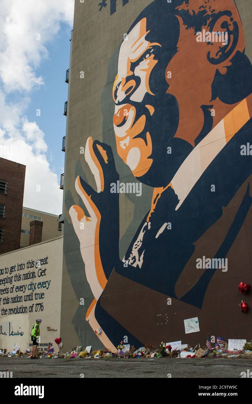 Atlanta, GA, USA - le 1er août 2020 : un homme non identifié observe les hommages et les messages qui se trouvent à la base de la célèbre fresque John Lewis. Banque D'Images
