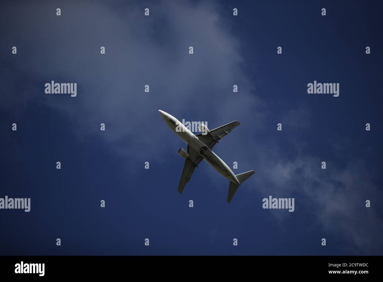 Un avion part de l'aéroport d'East Midlands pendant le championnat de voitures de tourisme britannique Kwik Fit à Donington Park. Banque D'Images