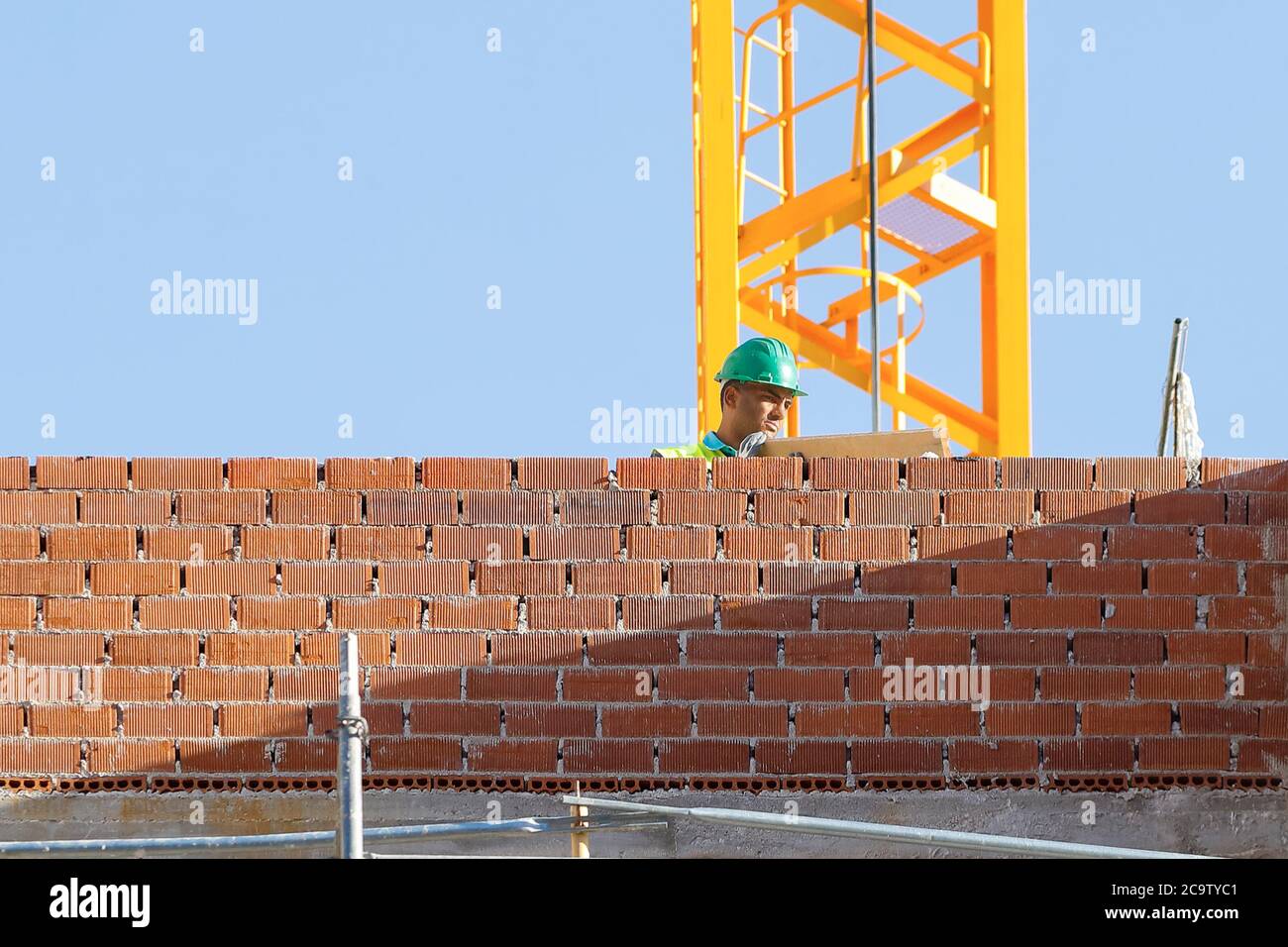 Madrid, Espagne - 22 mai 2020 : un ouvrier construit un mur de briques Banque D'Images