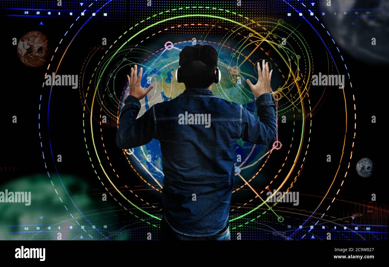 arrière-cour asiatique homme contrld signe graphique numérique avec des lunettes virtuelles à l'écran avec la terre et l'espace galaxie sur fond Banque D'Images