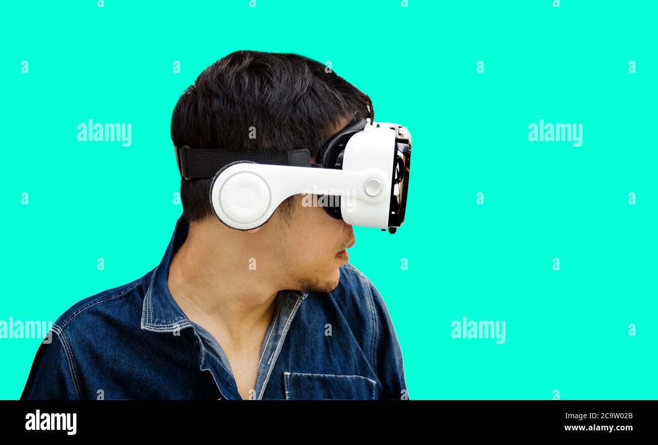 Abstrait homme asiatique pointant sur l'écran avec des lunettes virtuelles dans le concept de la technologie VR (inclure le masque) Banque D'Images