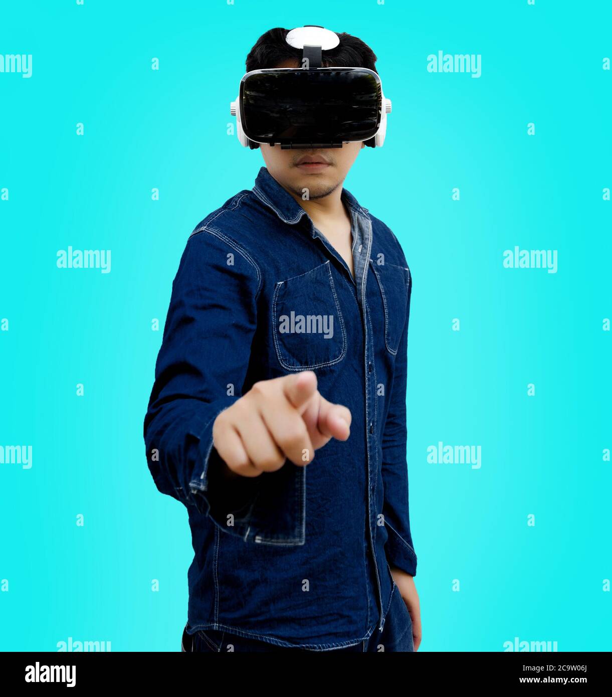 Abstrait asiatique homme pointant sur l'écran avec des lunettes virtuelles dans la technologie VR sur le concept d'arrière-plan isolé (inclure le masque) Banque D'Images