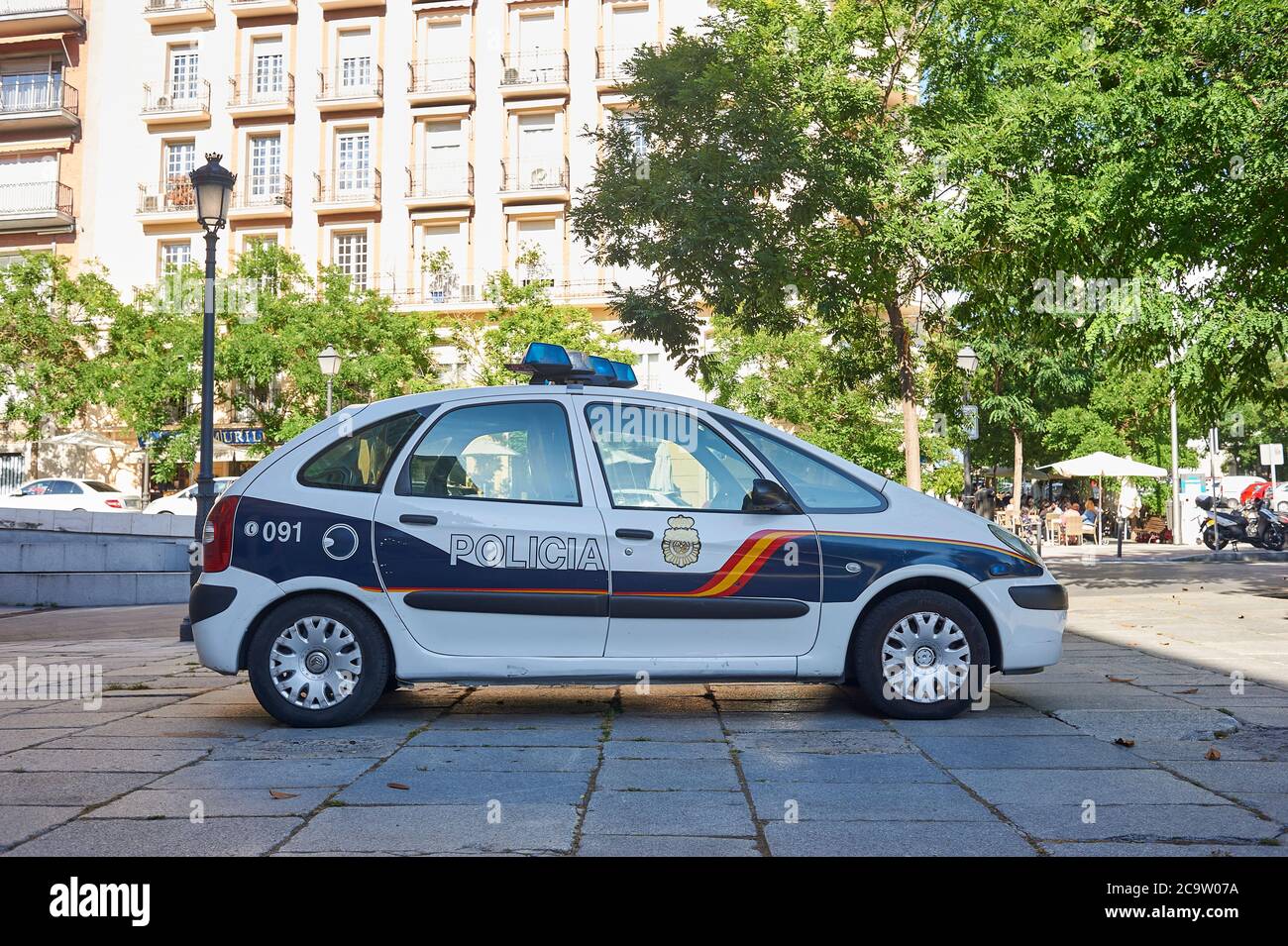 Madrid, Espagne - 6 juin 2020 : voiture de police espagnole dans un après-midi de printemps garée devant le musée du Prado à Madrid. Banque D'Images