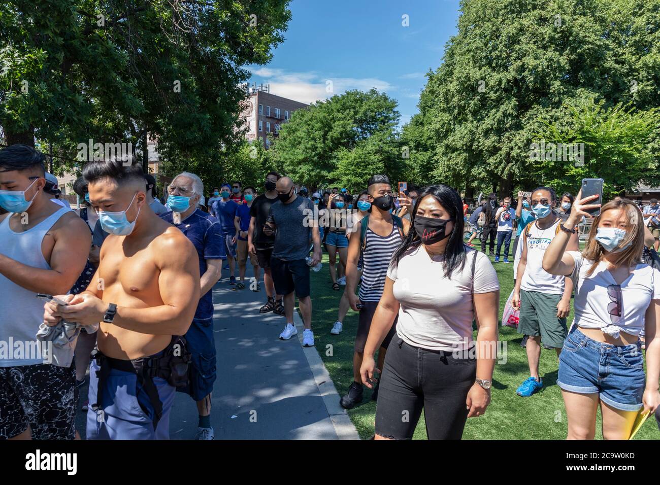 Brooklyn, NY, USA - 1 août 2020: Ils ne peuvent pas nous brûler tous - rassemblement d'unité contre le crime de haine et le racisme après qu'une femme asiatique de 89 ans a été victime o Banque D'Images