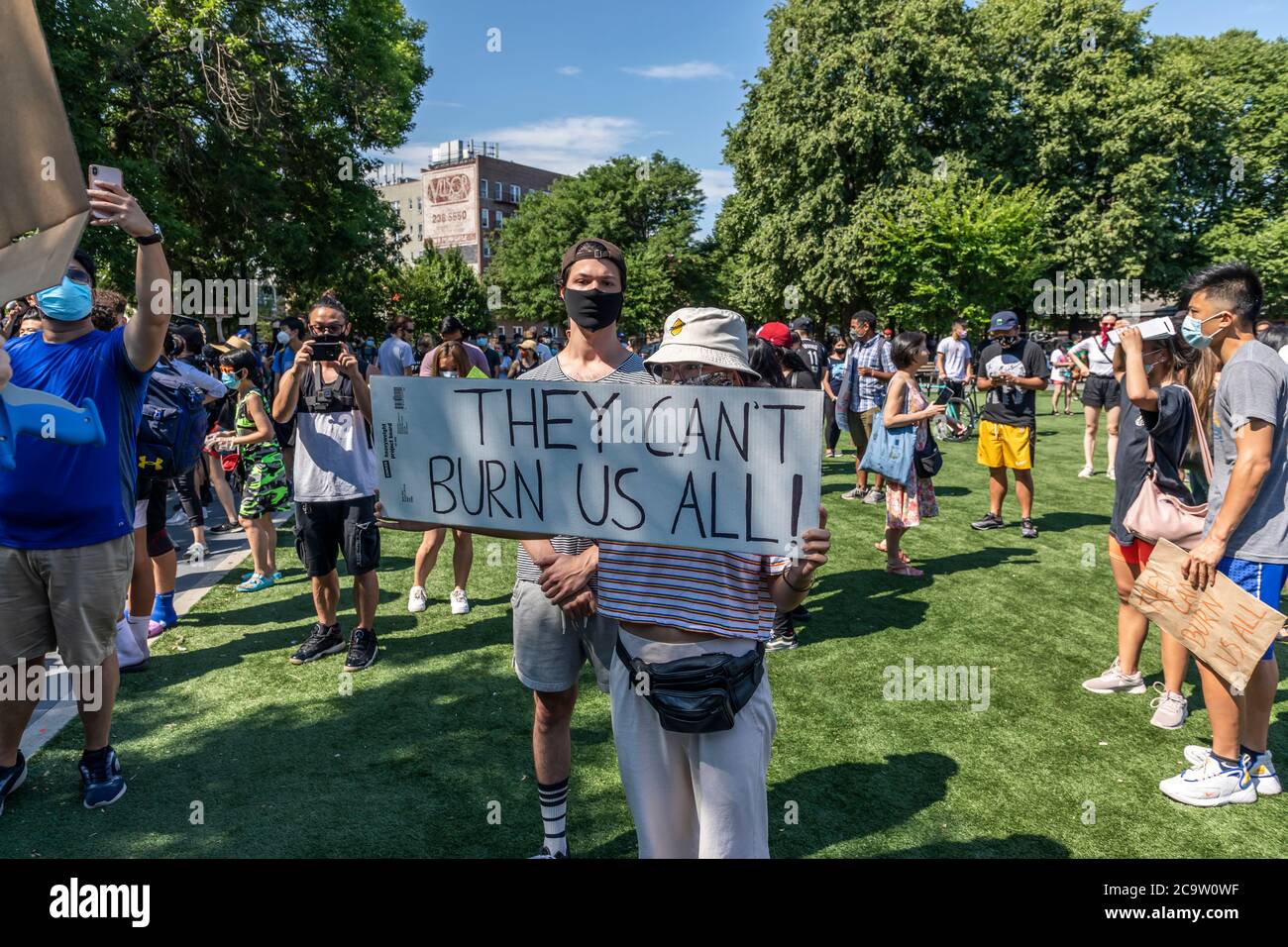 Brooklyn, NY, USA - 1 août 2020: Ils ne peuvent pas nous brûler tous - rassemblement d'unité contre le crime de haine et le racisme après qu'une femme asiatique de 89 ans a été victime o Banque D'Images