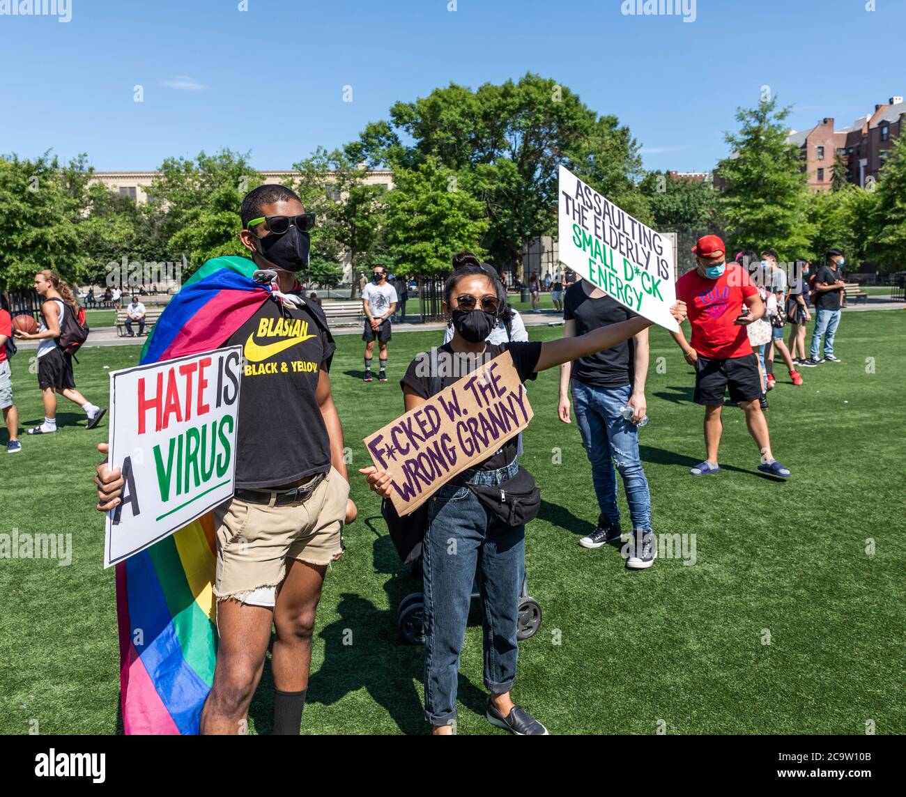 Brooklyn, NY, USA - 1 août 2020: Ils ne peuvent pas nous brûler tous - rassemblement d'unité contre le crime de haine et le racisme après qu'une femme asiatique de 89 ans a été victime o Banque D'Images