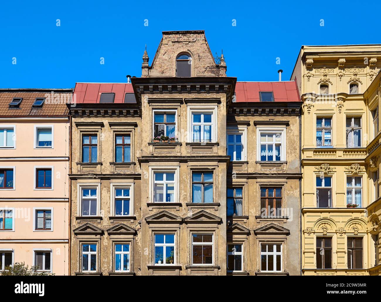 Vieilles maisons de tenement sur la rue Slaska à Szczecin, Pologne. Banque D'Images