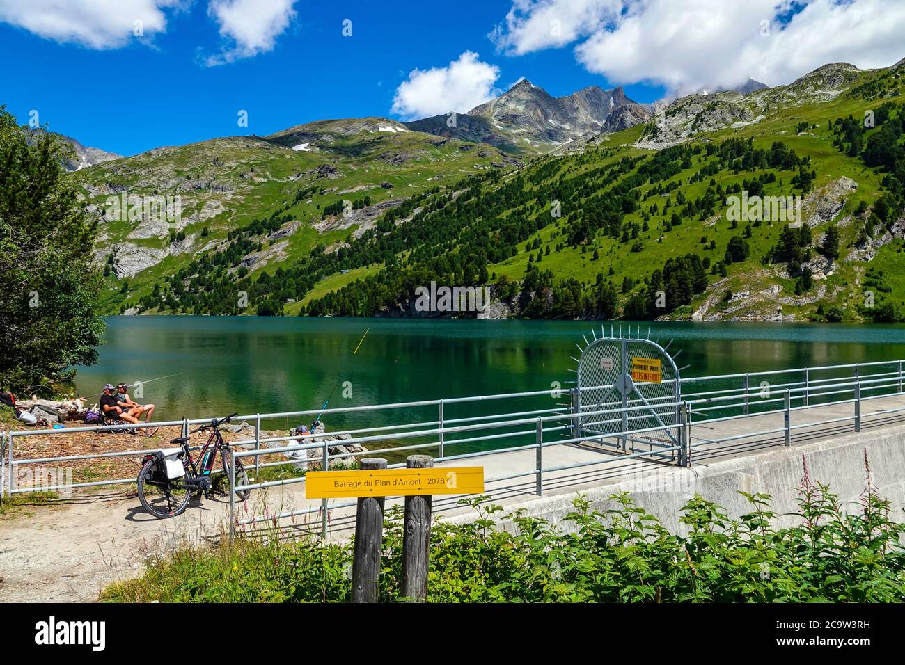 Pêcheurs et vélo, Lac, réservoir, Plan d'Amont, au-dessus de l'Aussois, Parc National de la Vanoise, France Banque D'Images