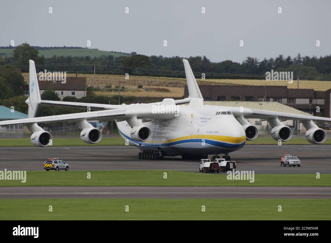 Le plus grand avion du monde, le Mriya Antonov an-225, s'arrête pour faire du ravitaillement à l'aéroport international de Prestwick à Ayrshire, en Écosse. L'avion, actuellement le seul du genre achevé, a été initialement construit pour transporter la navette spatiale de Buran, puis a servi dans l'armée soviétique comme un avion de transport stratégique. Elle est maintenant exploitée par Antonov Airlines pour transporter des charges surdimensionnées, et la visite d'aujourd'hui a été un arrêt de carburant prévu après le départ de Bangor plus tôt ce matin. Il a ensuite quitté Prestwick pour poursuivre son voyage vers Chateauroux en France. Banque D'Images