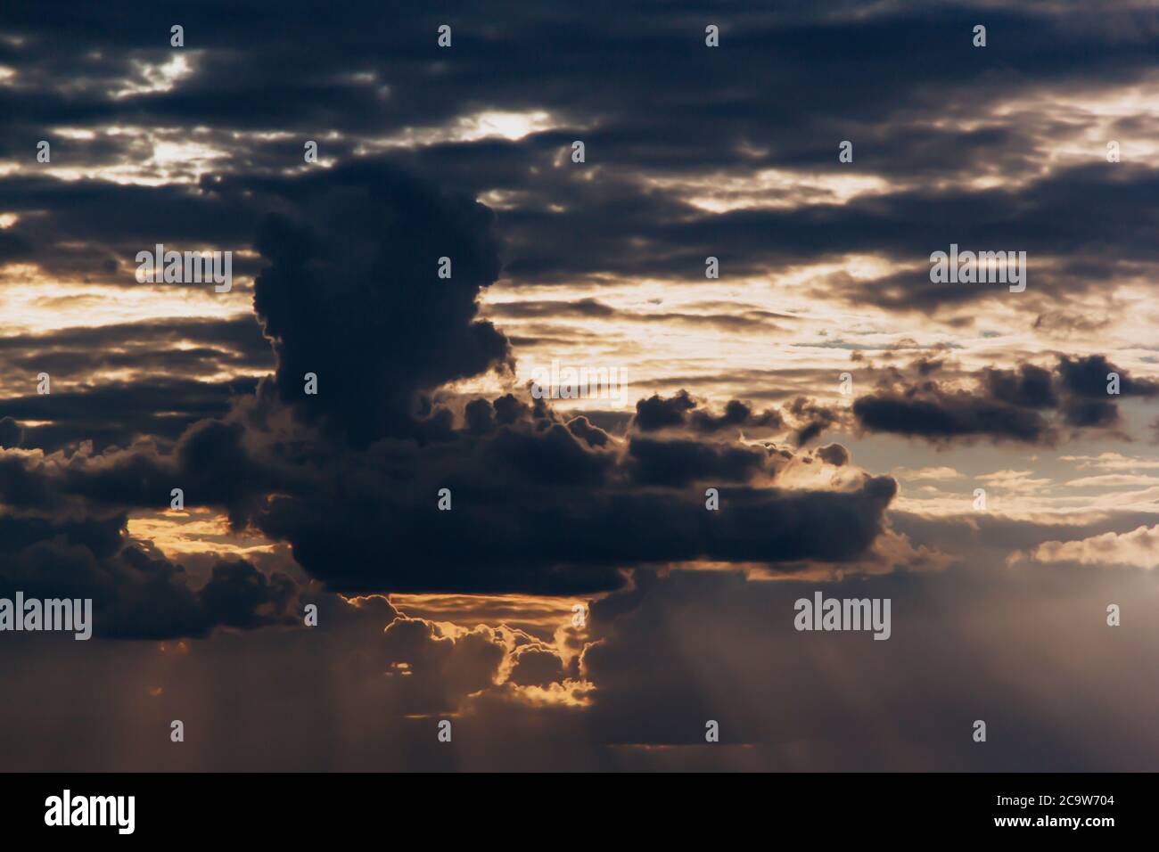 De beaux nuages dans le coucher du soleil Banque D'Images