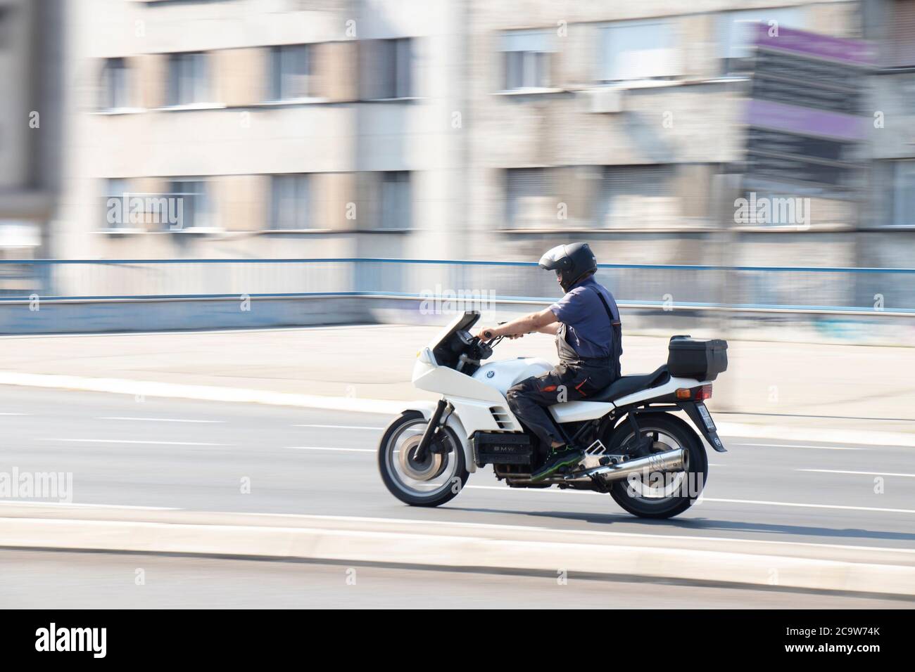 Belgrade, Serbie - 31 juillet 2020: Mécanicien en travail en général à bord d'une moto rapide dans une rue vide de la ville par quartier résidentiel Banque D'Images