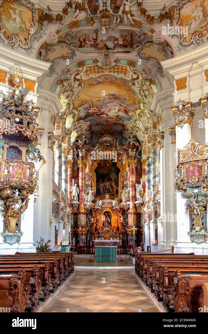 Centré par la sculpture 'Weeping Christ', l'autel de cette église de campagne en Bavière rurale éblouit l'œil. Banque D'Images