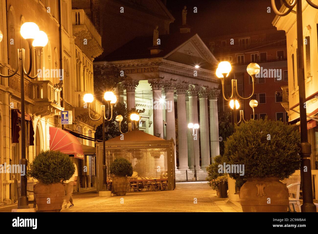 Cathédrale de la cathédrale de San Donà di Piave dans le illuminé en soirée depuis le centre historique Banque D'Images