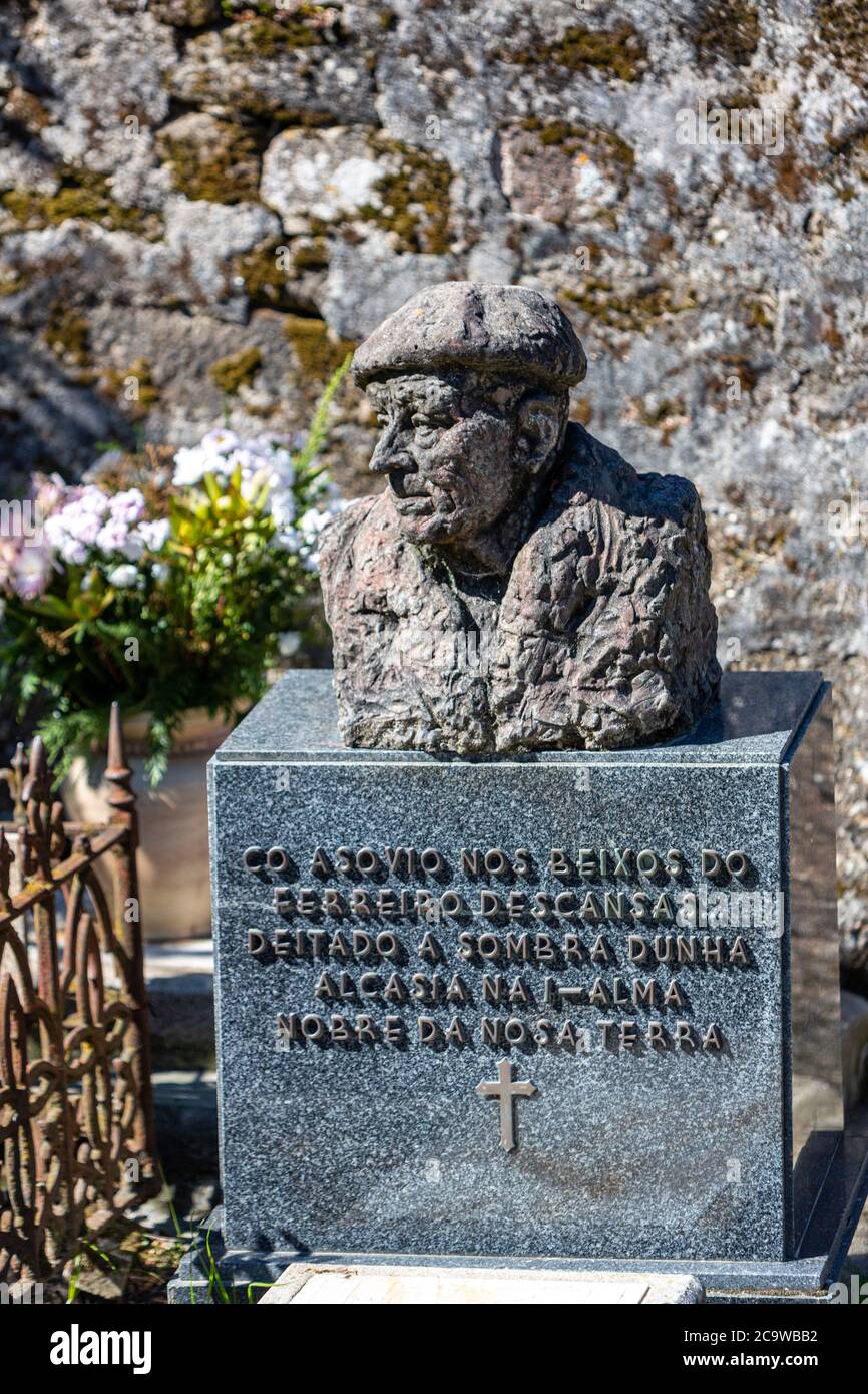 Sculpture dans un tombeau dans les ruines de l'iglesia de Santa Mariña de Dozo. Cambados, province de Pontevedra, Galice, Espagne Banque D'Images