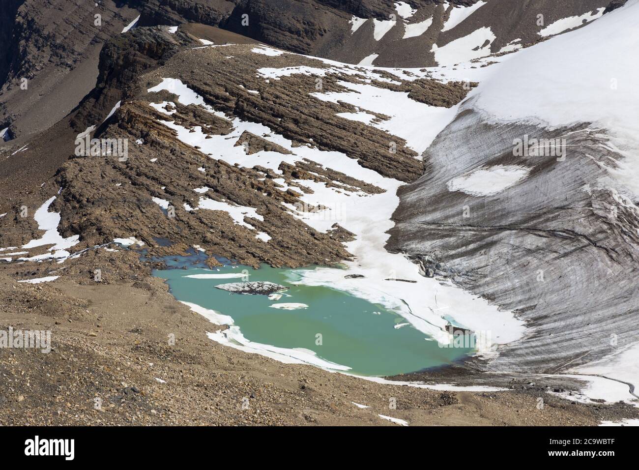Vue aérienne du lac glaciaire Mountain, de la glace de fusion et du paysage des glaciers dans la nature sauvage du Goat blanc, comté de Brazeau Alberta Canada Banque D'Images
