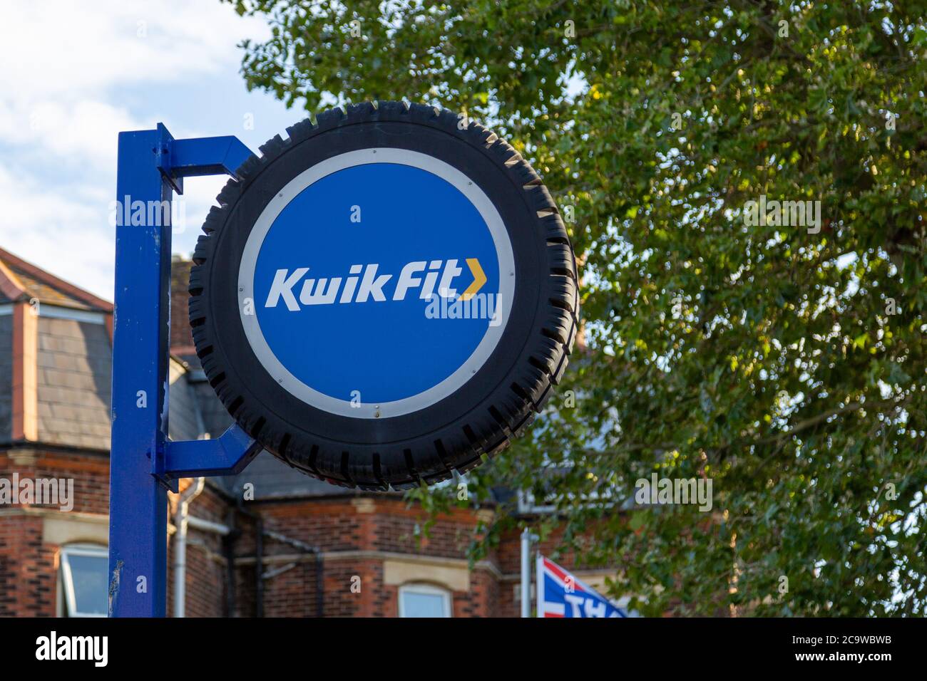 Un panneau Kwik Fit devant un garage Kwik Fit Banque D'Images