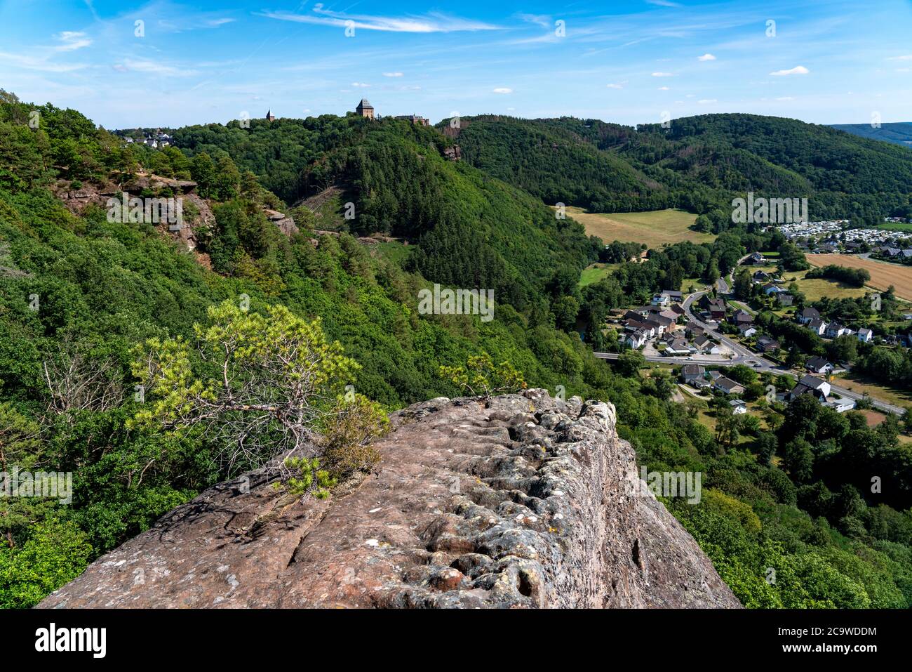 Vue sur la vallée de Rur, paysage le long de la route de grès rouge, dans la région de Rur-Eifel, près de Nideggen, district de Düren, NRW, Allemagne Banque D'Images