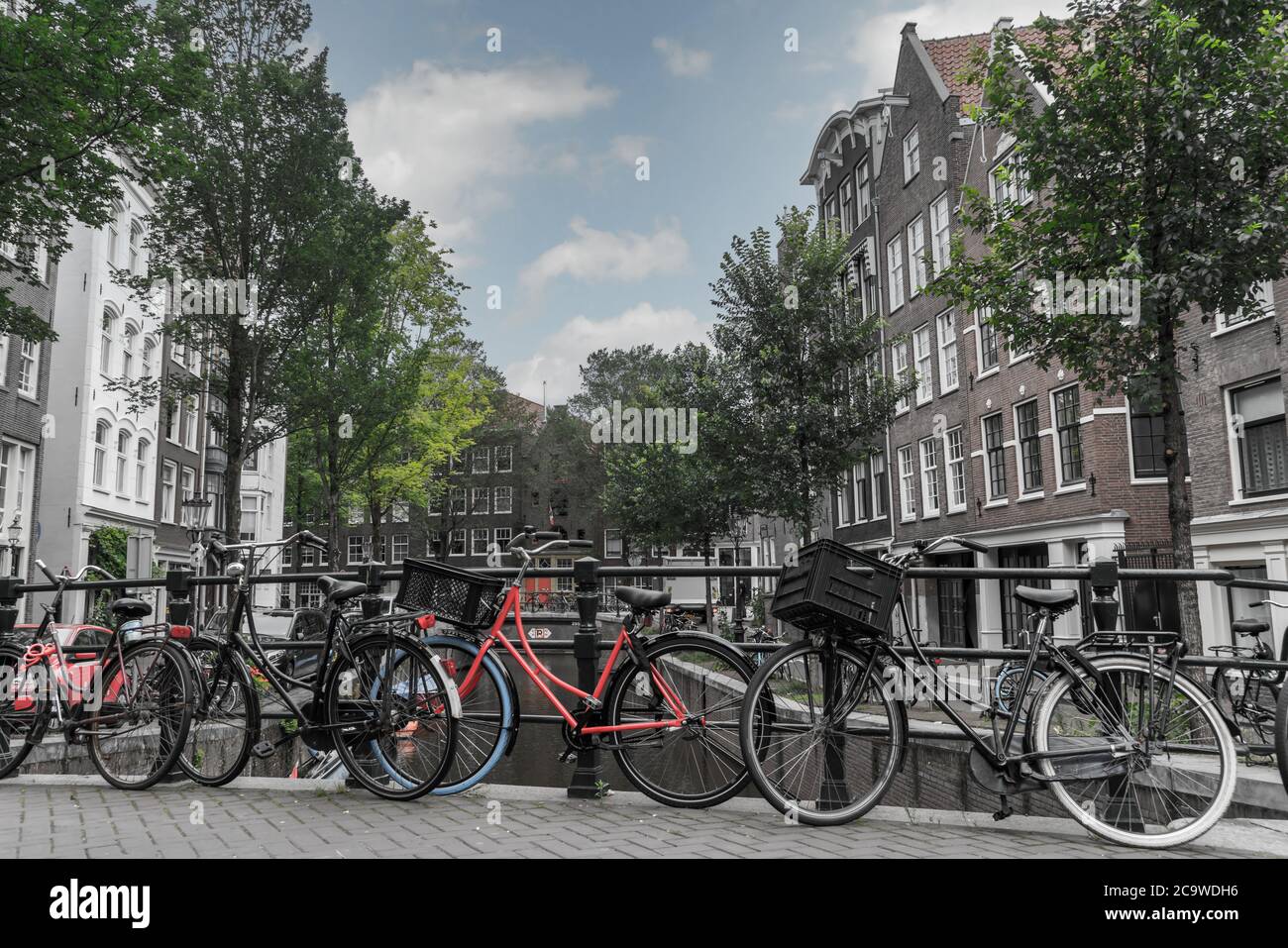 Vélos sur un pont traversant un canal dans la vieille partie d'Amsterdam Banque D'Images
