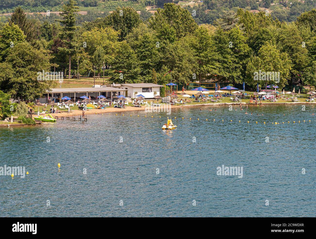 Agno, Tessin, Suisse - 5 août 2019: Vue sur le Lido d'Agno situé sur les rives du lac de Lugano au Tessin, Suisse Banque D'Images