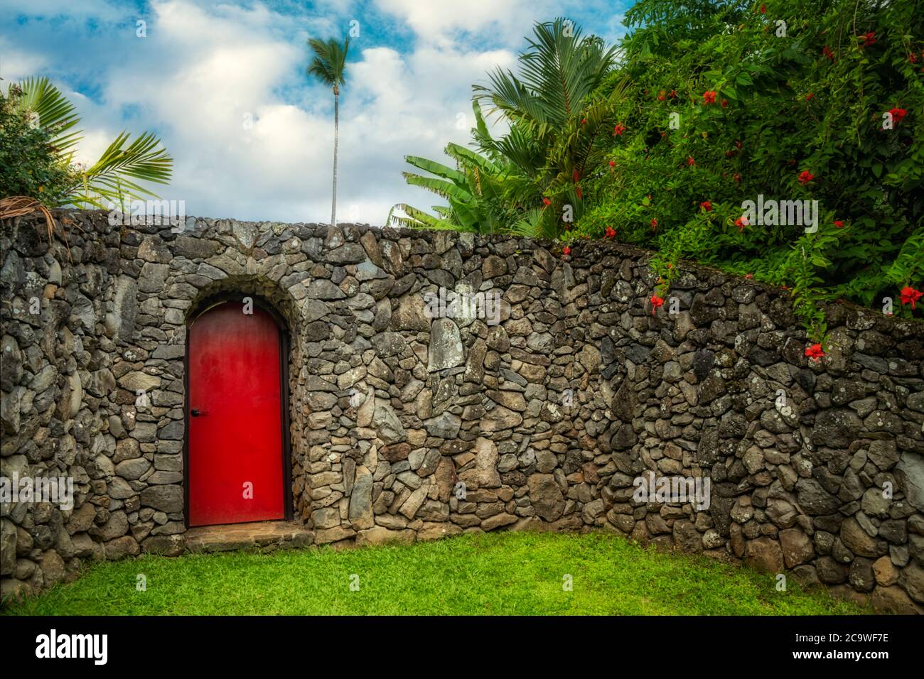 Porte rouge dans le mur de roche. Maui, Hawaï Banque D'Images