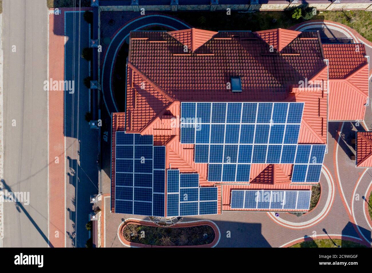 Vue aérienne sur le nouveau cottage résidentiel moderne avec panneaux bleus. Concept de production d'énergie verte écologique renouvelable Banque D'Images