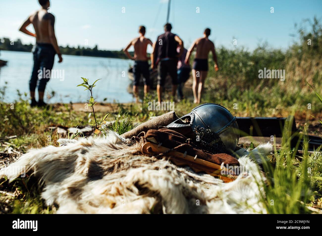 Armes médiévales et armure viking, l'équipement des acteurs au festival de la reconstruction historique, armure et une hache se trouvent sur le bouclier Banque D'Images