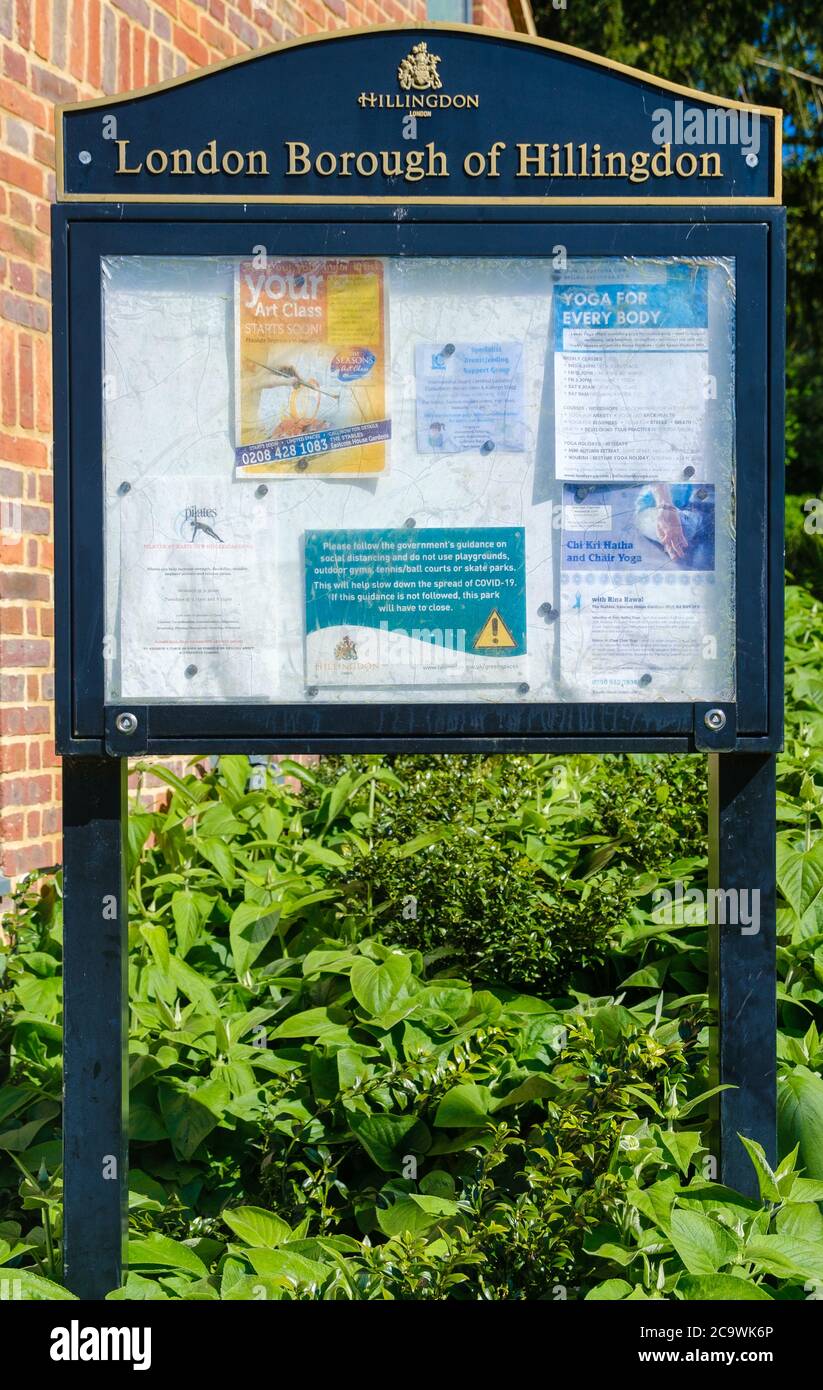 London Borough of Hillingdon public Notice Board, Eastcote House Gardens, Eastcote, nord-ouest de Londres. Banque D'Images