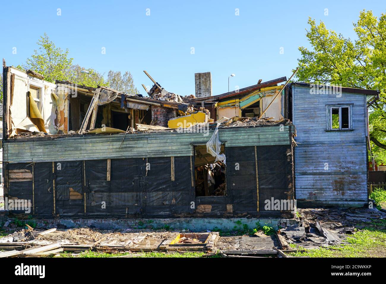 une ancienne maison en bois abandonnée de deux étages dans la ville en phase de démolition Banque D'Images