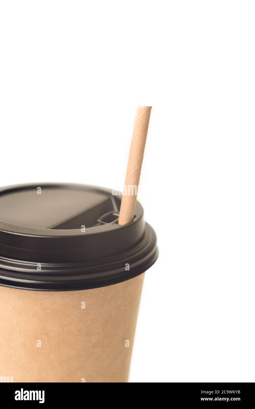 Une partie de papier respectueux de l'environnement pour le café avec couvercle noir et tube de boisson sur le fond blanc. Concept sans déchets, sans plastique. Soutien Banque D'Images