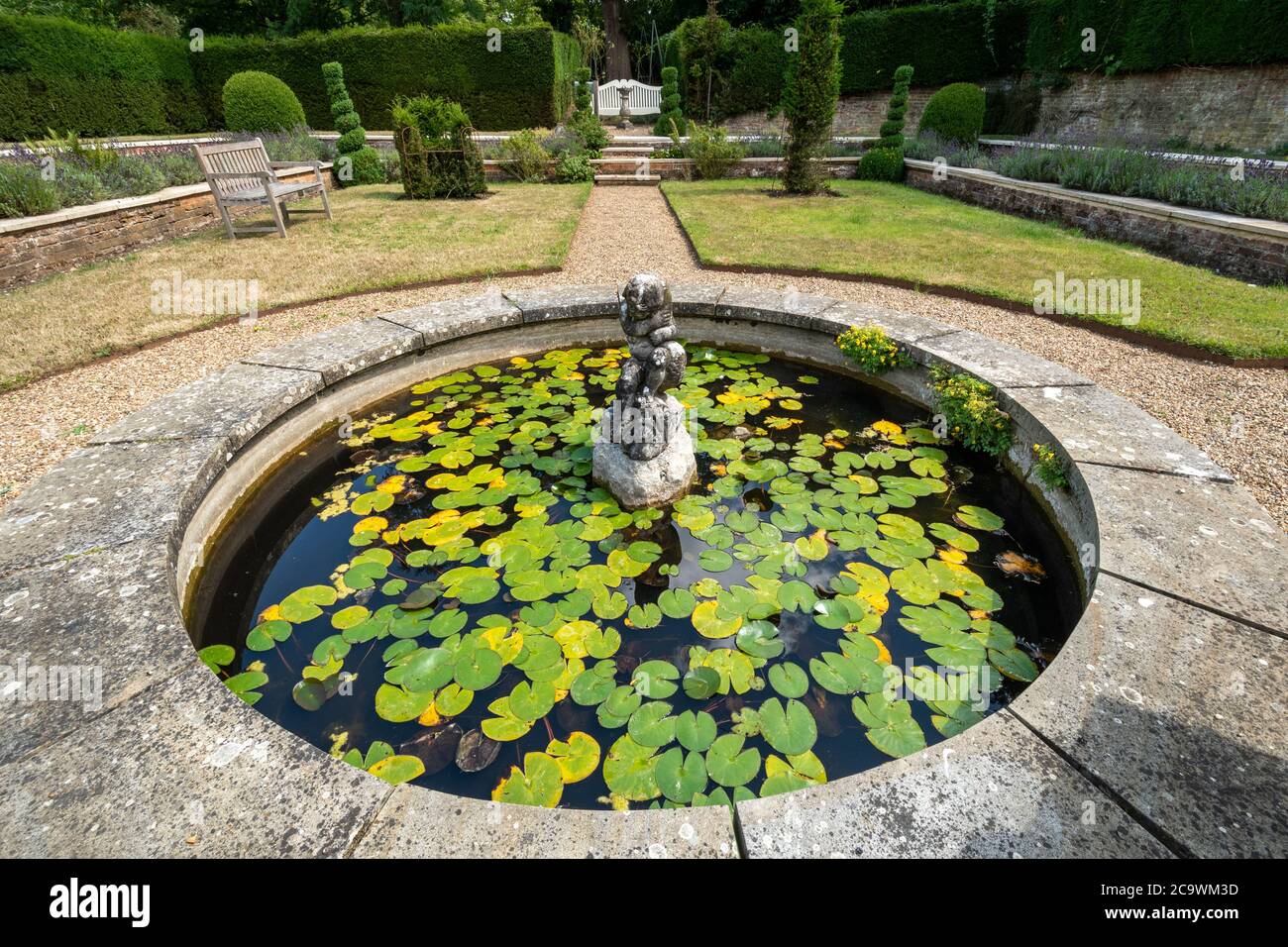 Le jardin hollandais et l'étang en contrebas du parc de Clandon, propriété du National Trust, à Surrey, au Royaume-Uni Banque D'Images